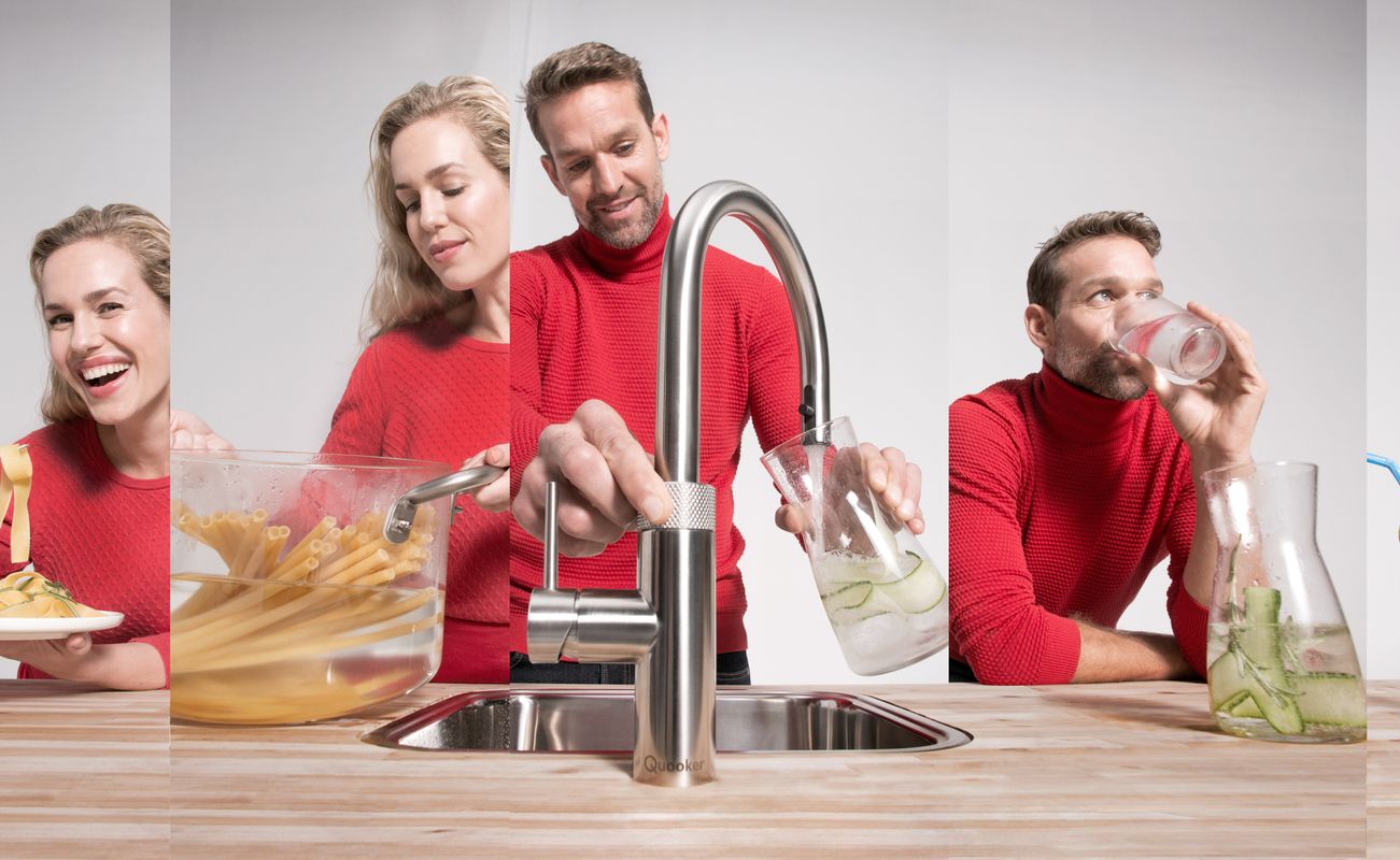 Eine Collage von fünf Bildern, die eine Frau und einen Mann in roten Pullovern zeigen, während sie essen, kochen und Getränke zubereiten.